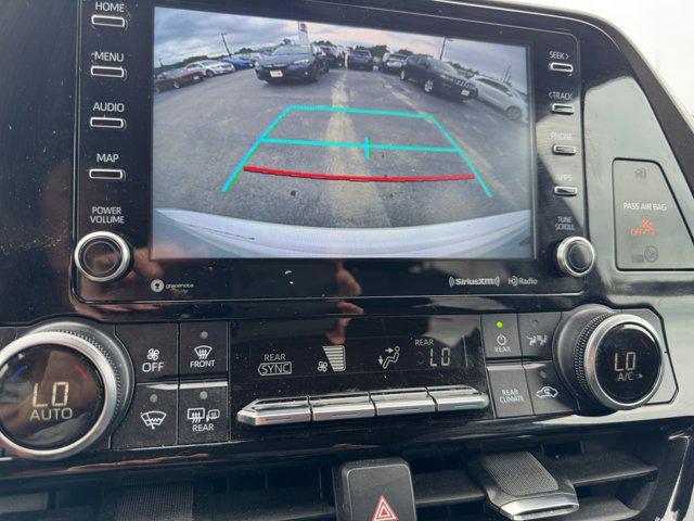 Photo of 2022 White Toyota Highlander