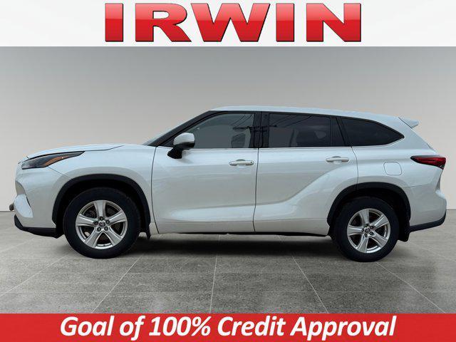 Photo of 2022 White Toyota Highlander