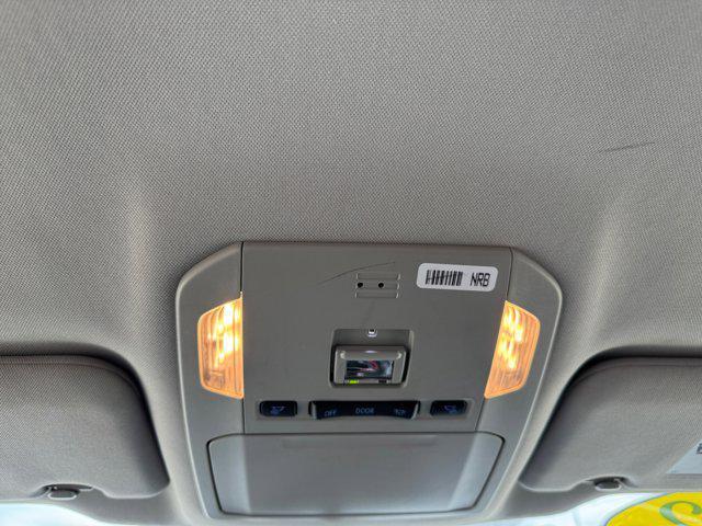 Photo of 2022 White Toyota Highlander