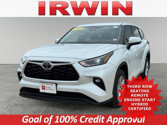 Photo of 2022 White Toyota Highlander