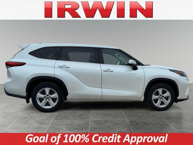 Photo of 2022 White Toyota Highlander