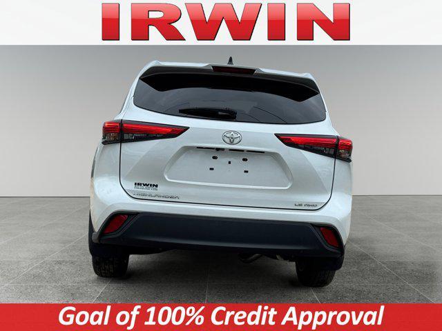 Photo of 2022 White Toyota Highlander