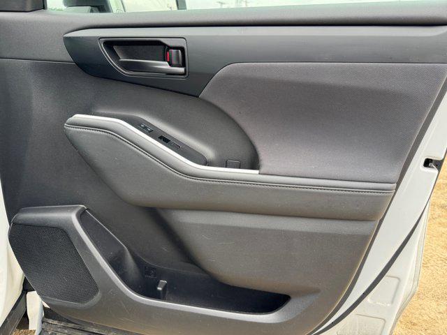 Photo of 2022 White Toyota Highlander