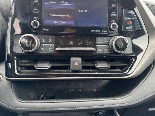 Photo of 2022 White Toyota Highlander