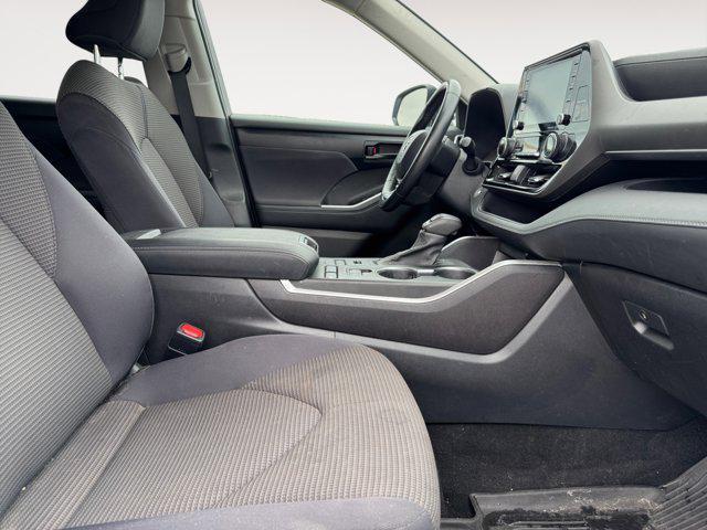 Photo of 2022 White Toyota Highlander
