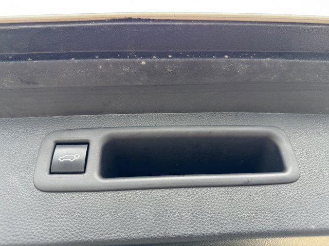 Photo of 2022 White Toyota Highlander