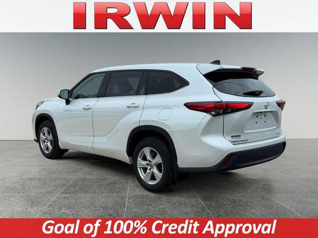 Photo of 2022 White Toyota Highlander