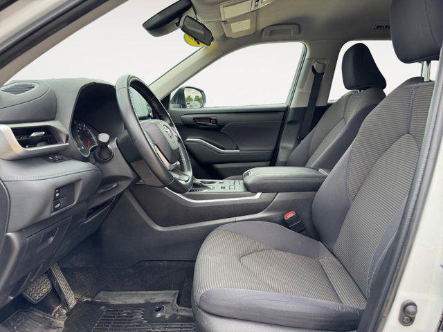 Photo of 2022 White Toyota Highlander