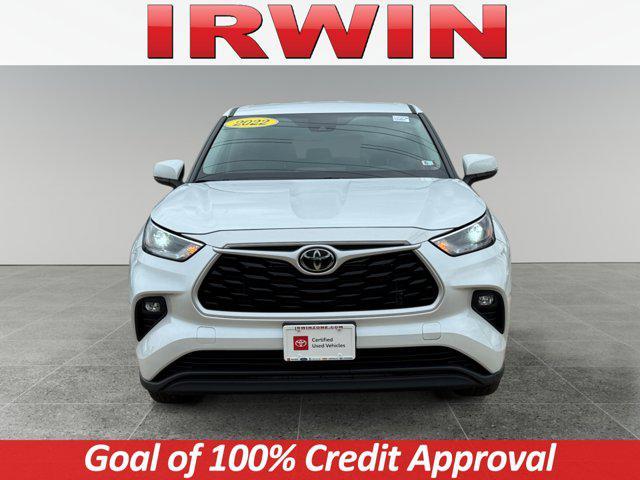 Photo of 2022 White Toyota Highlander