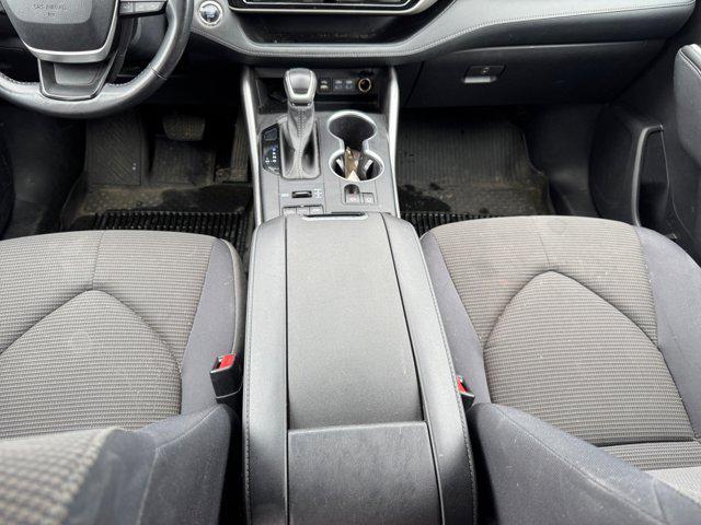 Photo of 2022 White Toyota Highlander