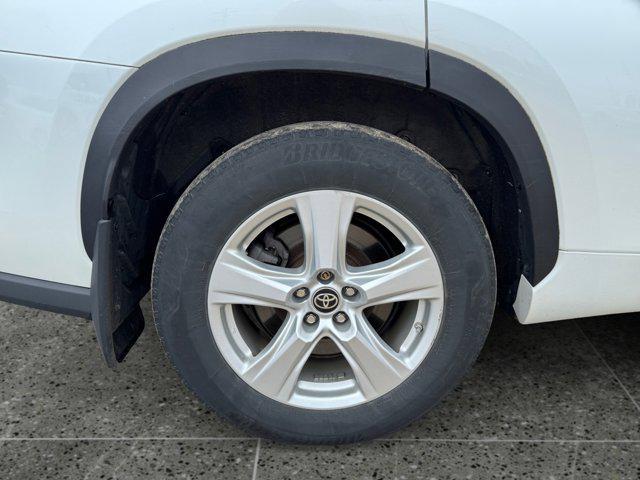 Photo of 2022 White Toyota Highlander