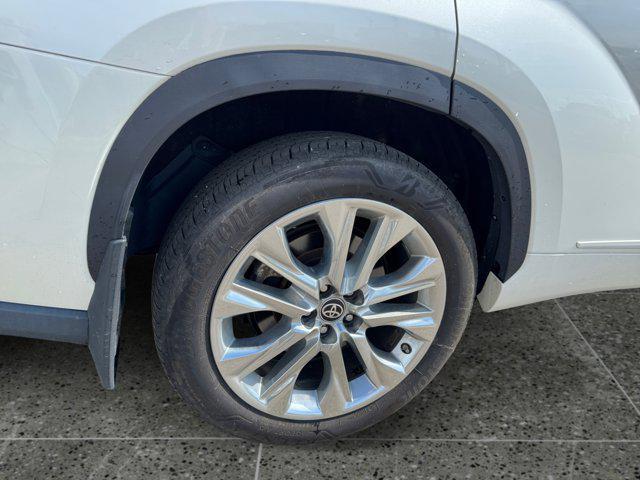 Photo of 2021 Blizzard Pearl Toyota Highlander