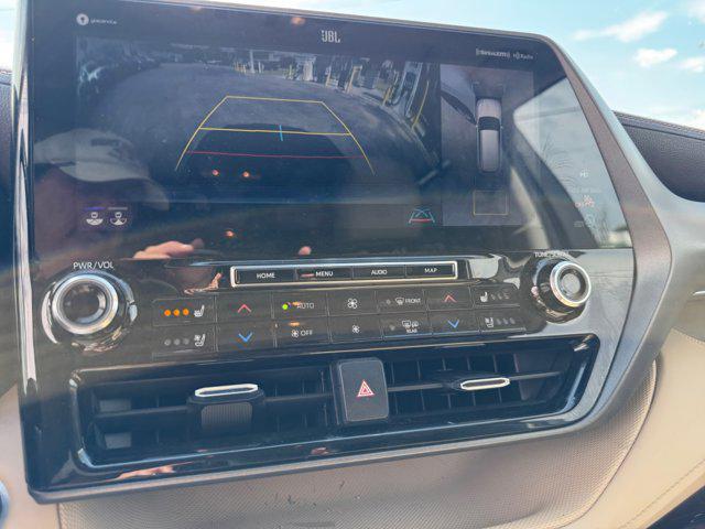 Photo of 2021 Blizzard Pearl Toyota Highlander