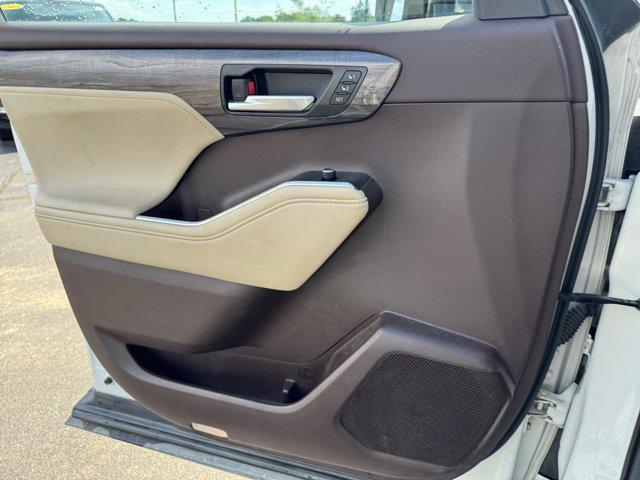 Photo of 2021 Blizzard Pearl Toyota Highlander