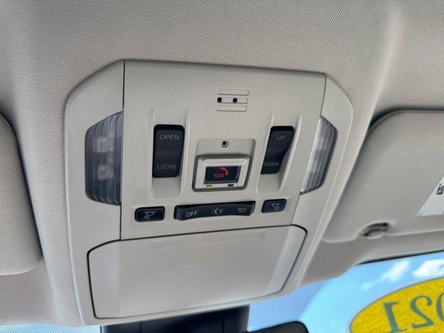 Photo of 2021 Blizzard Pearl Toyota Highlander