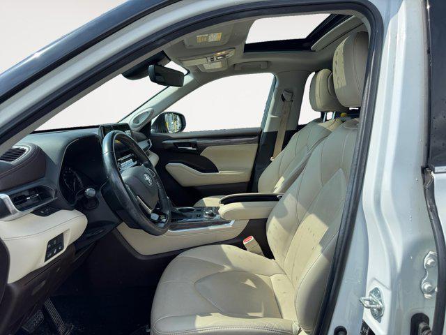 Photo of 2021 Blizzard Pearl Toyota Highlander