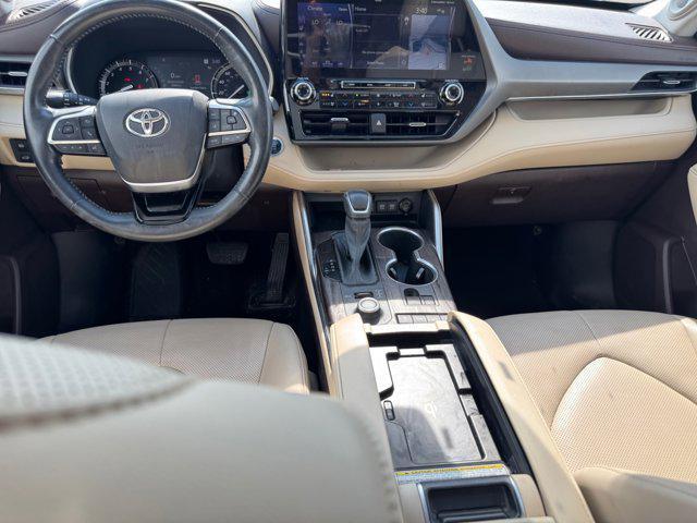 Photo of 2021 Blizzard Pearl Toyota Highlander
