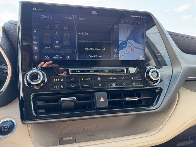 Photo of 2021 Blizzard Pearl Toyota Highlander