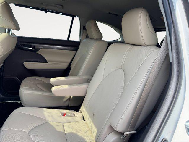 Photo of 2021 Blizzard Pearl Toyota Highlander
