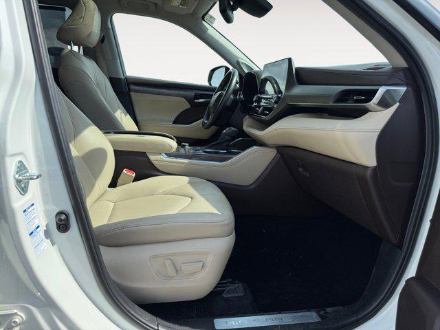 Photo of 2021 Blizzard Pearl Toyota Highlander