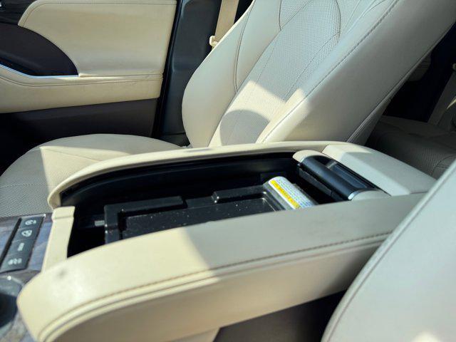 Photo of 2021 Blizzard Pearl Toyota Highlander