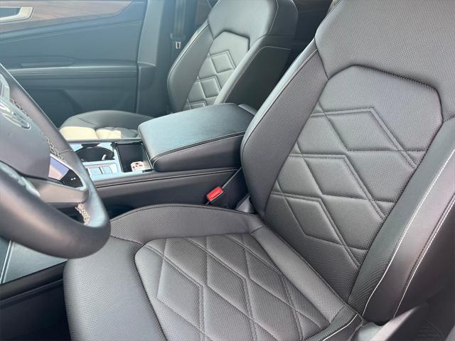Photo of 2024 Deep Black Pearl Volkswagen Atlas