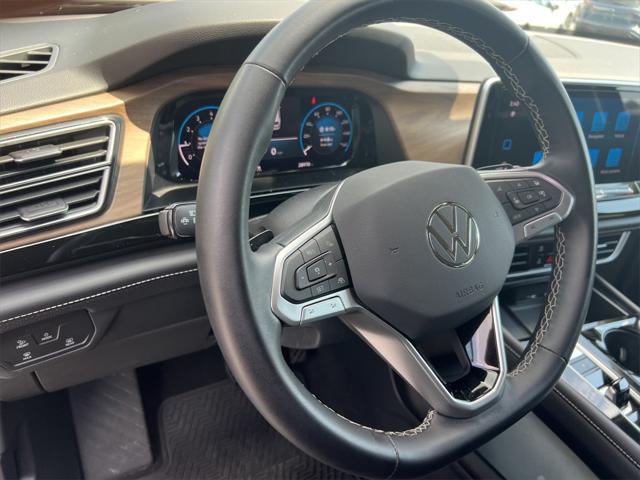 Photo of 2024 Deep Black Pearl Volkswagen Atlas