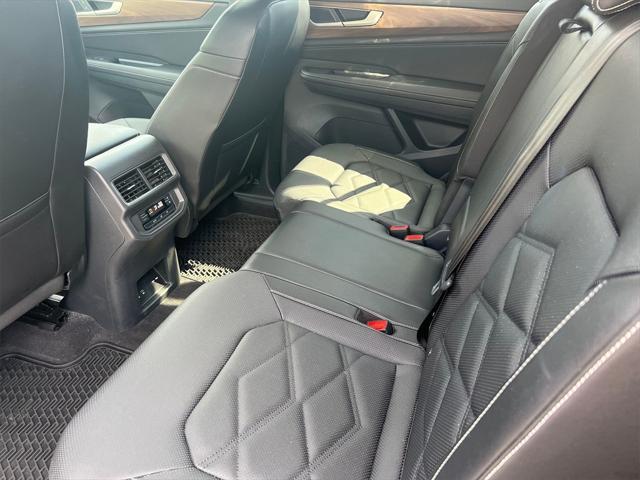 Photo of 2024 Deep Black Pearl Volkswagen Atlas