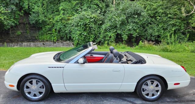 Photo of 2002 White Ford Thunderbird