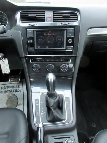 Photo of 2018 Blue Volkswagen Golf Alltrack