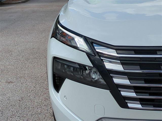 Photo of 2024 Everest White Pearl Nissan Rogue