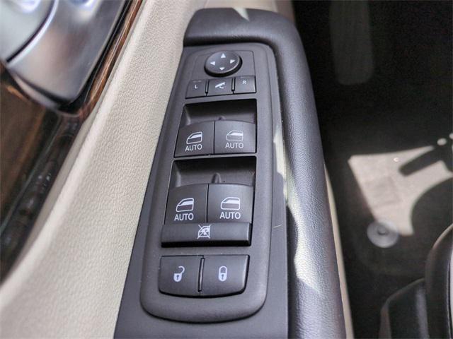 Photo of 2023 Brilliant Black Crystal Pearlcoat Chrysler Pacifica