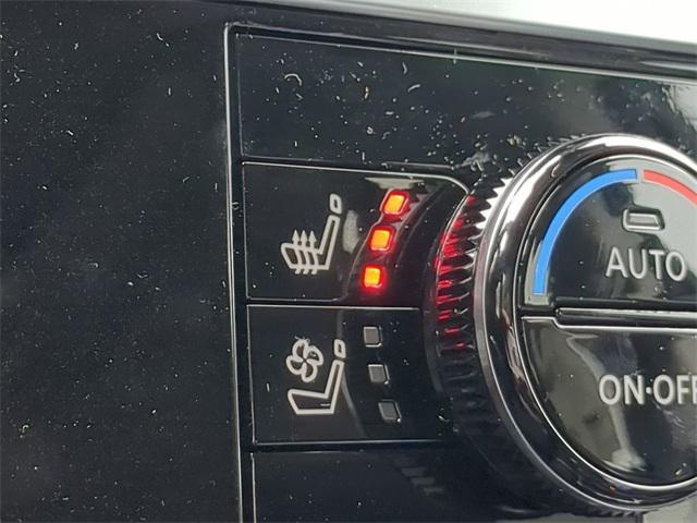 Photo of 2025 Everest White Pearl Tricoat Nissan Pathfinder
