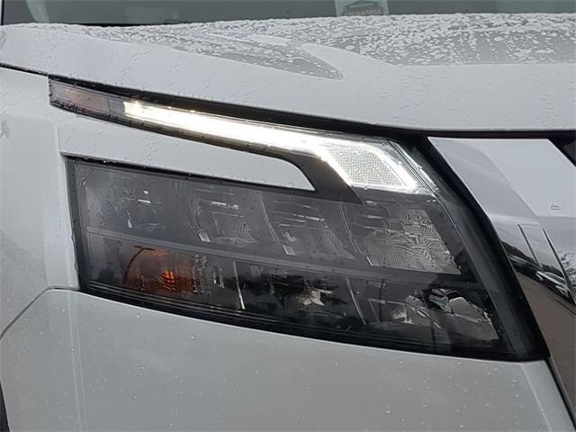 Photo of 2025 Everest White Pearl Tricoat Nissan Pathfinder