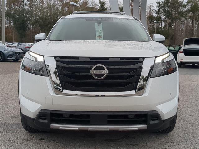 Photo of 2025 Everest White Pearl Tricoat Nissan Pathfinder