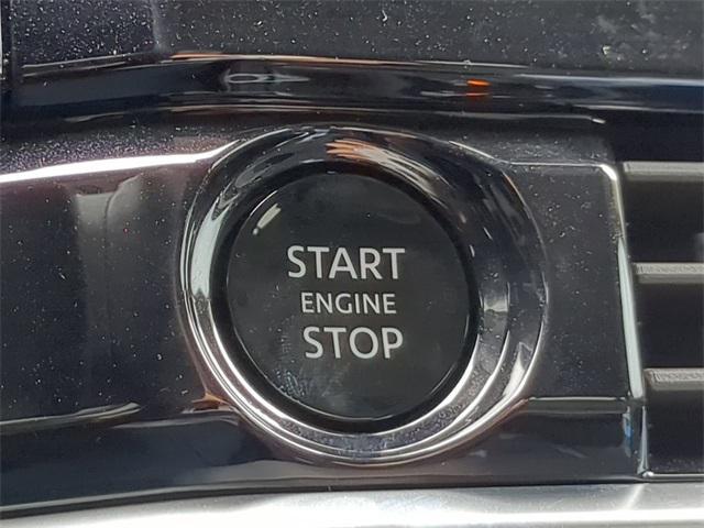 Photo of 2025 Everest White Pearl Tricoat Nissan Pathfinder