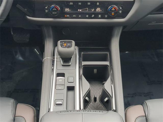 Photo of 2025 Everest White Pearl Tricoat Nissan Pathfinder