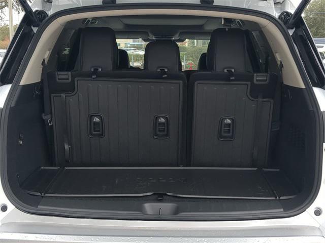 Photo of 2025 Everest White Pearl Tricoat Nissan Pathfinder