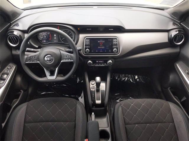 Photo of 2018 Aspen White/Super Black Nissan Kicks