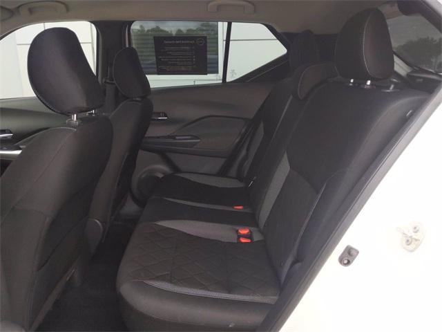 Photo of 2018 Aspen White/Super Black Nissan Kicks
