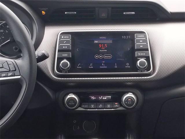 Photo of 2018 Aspen White/Super Black Nissan Kicks