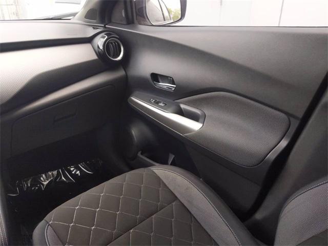 Photo of 2018 Aspen White/Super Black Nissan Kicks