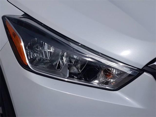 Photo of 2018 Aspen White/Super Black Nissan Kicks