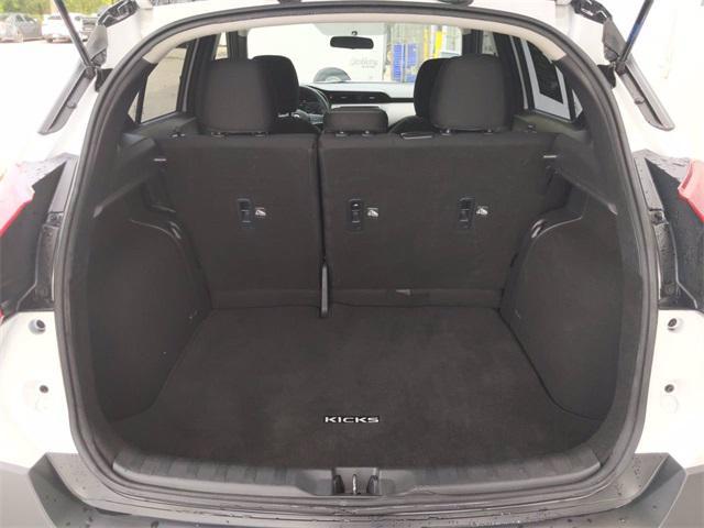 Photo of 2018 Aspen White/Super Black Nissan Kicks
