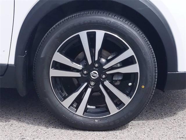 Photo of 2018 Aspen White/Super Black Nissan Kicks
