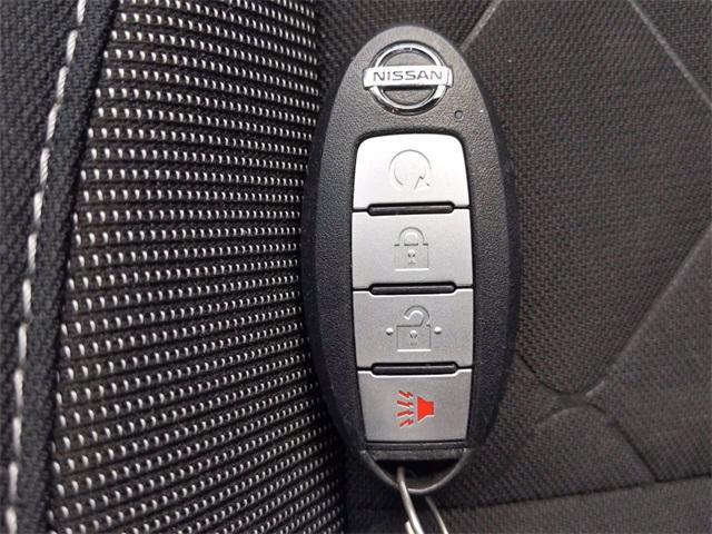 Photo of 2018 Aspen White/Super Black Nissan Kicks