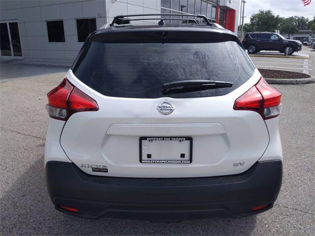 Photo of 2018 Aspen White/Super Black Nissan Kicks