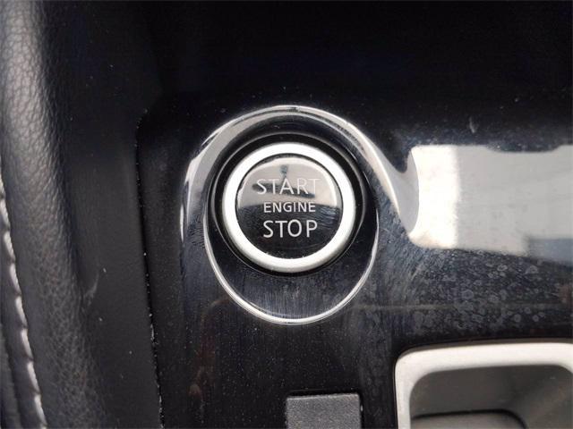 Photo of 2018 Aspen White/Super Black Nissan Kicks