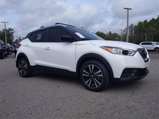 Photo of 2018 Aspen White/Super Black Nissan Kicks