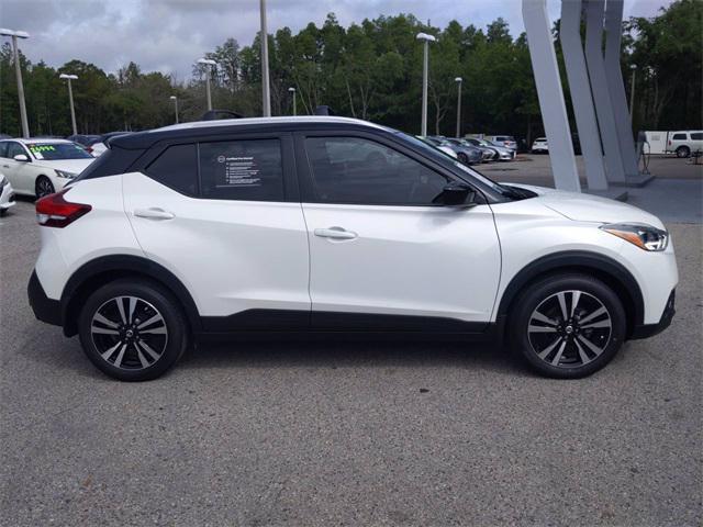 Photo of 2018 Aspen White/Super Black Nissan Kicks